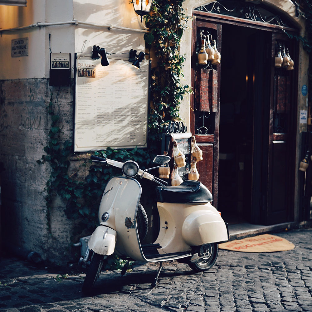 Choses à faire à Rome, cose da fare a Roma Roma in Vespa foto di Karl Kohler Unsplash