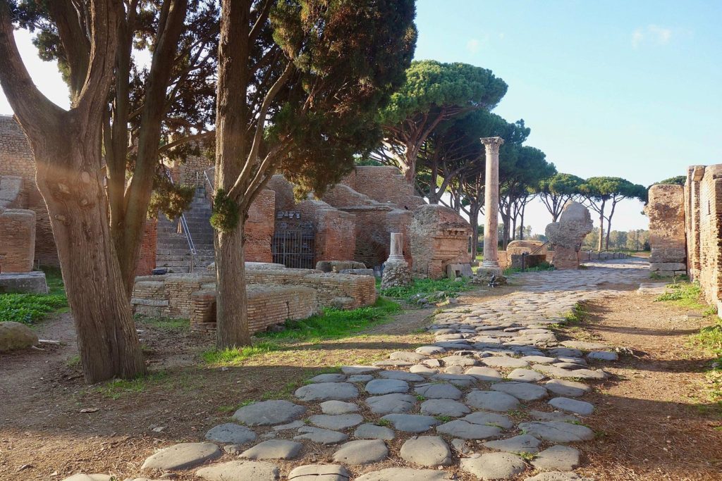 Visita di Ostia Antica By Sonse - Ancient Main Road, Ostia Antica, CC BY 2.0, https://commons.wikimedia.org/w/index.php?curid=76176057