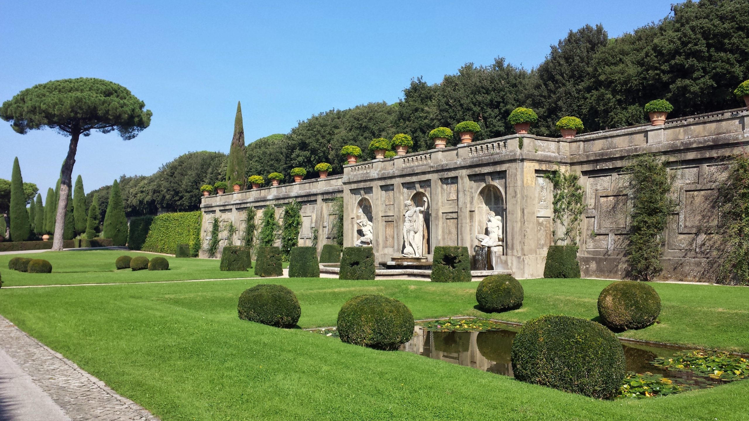 Castel Gandolfo e Castelli Romani, Vsisite guidate roma, Foto di Carole Raddato flickrta di Castel Gandolfo e Castelli Romani Garden of Mirrors GiardiCastel Gandolfo e Castelli Romani Garden of Mirrors Giardino degli Specchi Castel Gandolfo, foto di Gugganij Wikimedia Commons