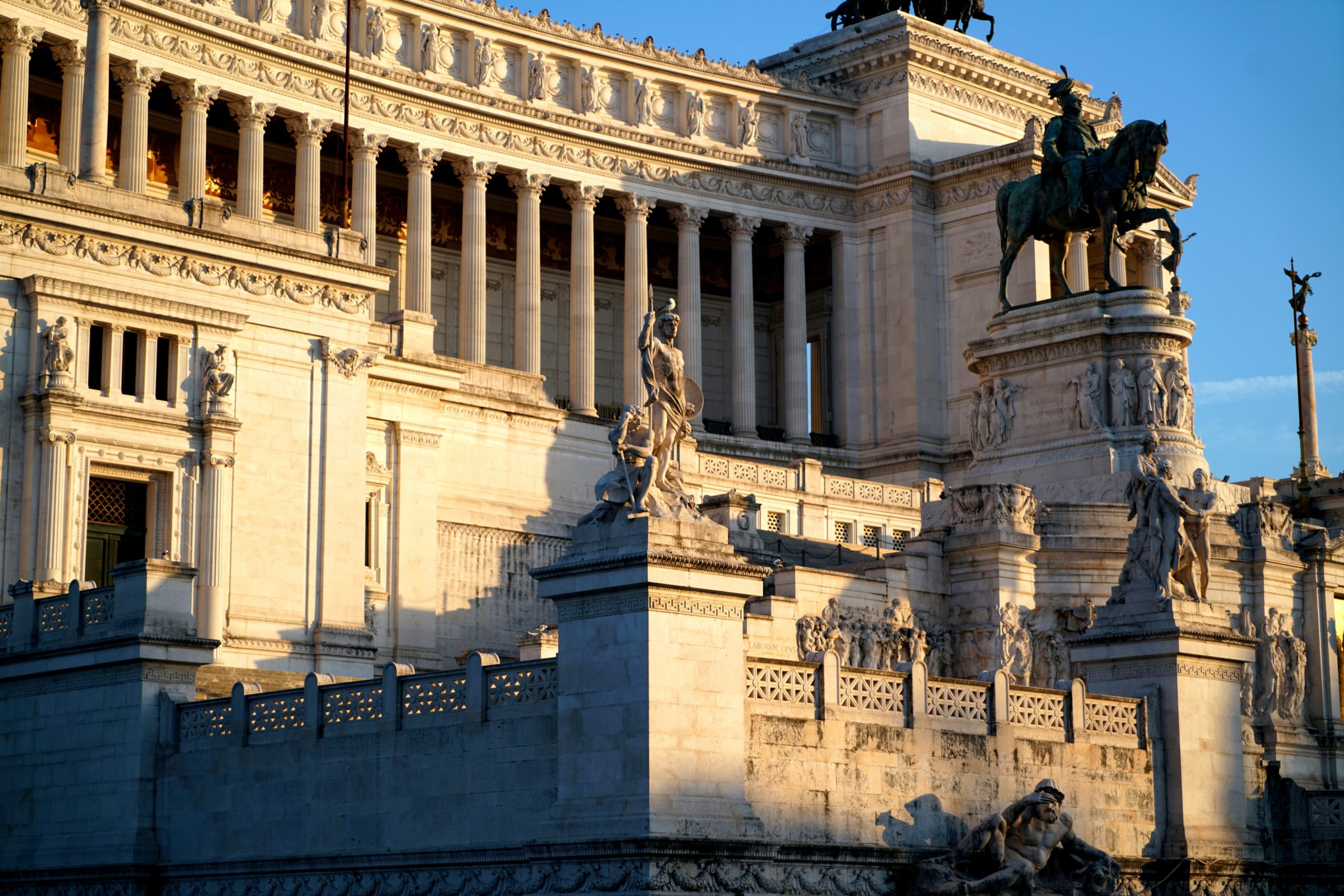 Rome en un jour Place Venice, Piazza Venezia, Venice Place photo by Tim Photoguy, Unsplash