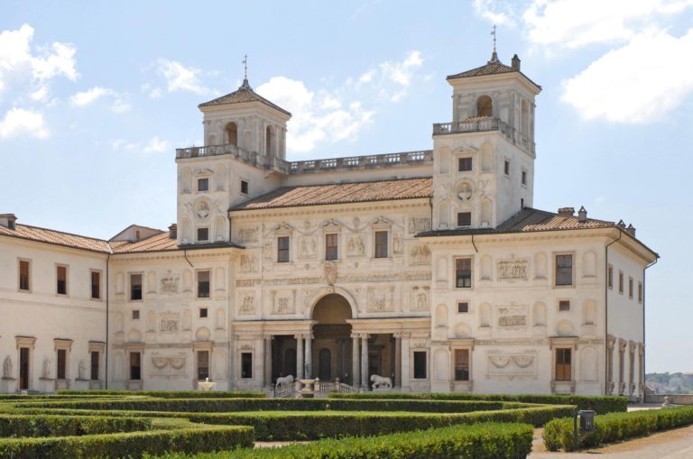 Villa Medici sulle tracce dei Francesi a Roma photo by Jean Pierre Dalbera from Paris France La villa Medicis Uploaded by Szczebrzeszynski CC BY2 0 commons wikimedia