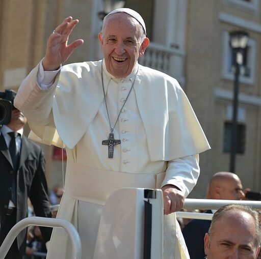 Pape François pendant une audience du mercredi. Visite Basilique Saint Pierre, Cose a roma, Choses à faire à Rome Photo by Annet Klingner on Pixabay