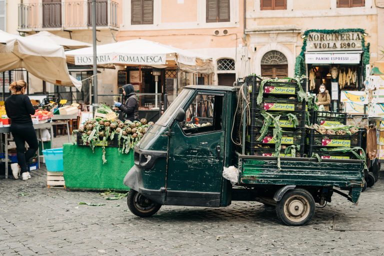 L'Ape qui est toujours garée à Place Campo de' Fiori où on va pour familiariser avec les produits de notre cuisine. Photo de Gabriela Claire Marine Unsplash