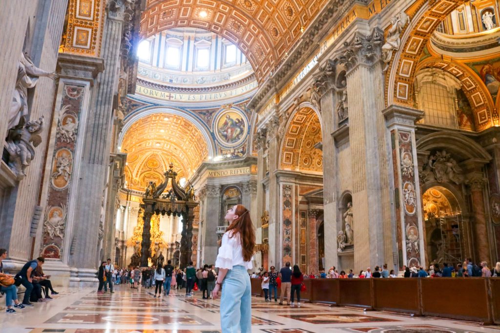 Visite. r Rome fauteuil roulantVisiteur étonné devant cette merveille. Visite basilique saint pierre Photo by Anna Church Unsplash