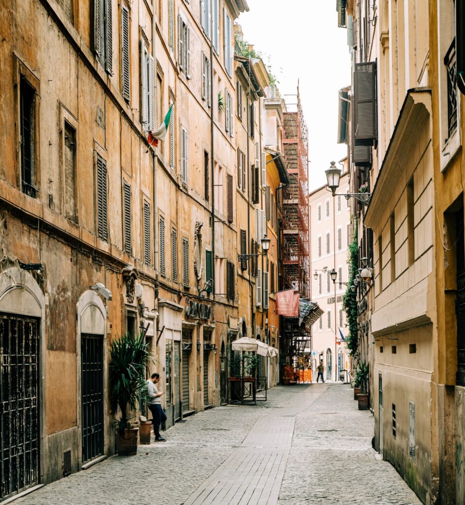 Ruelle de Trastevere. Photo by Gabriella Clare Marino Unsplash