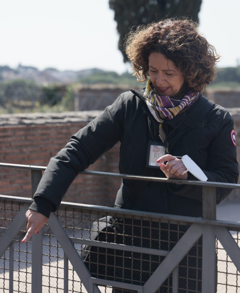 Annalisa Cingolani qui parle du Frigidarium du palais de Domitian sur le Palatin. Visite de la Rome Imperiale.