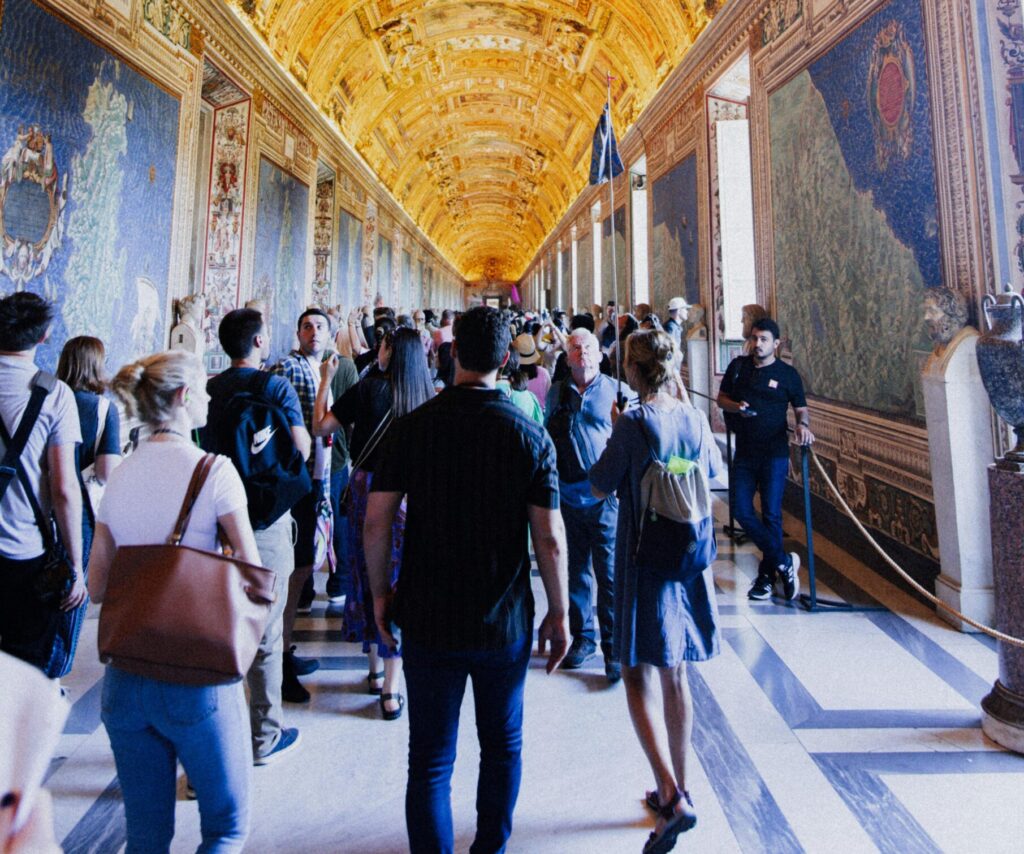 Visiter Rome fauteuil roulant. Galerie des cartes Gèographique avec la foule. Photo de Pexels Kelly