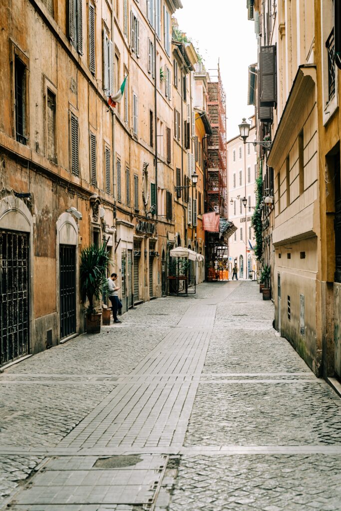 Rome Insolite. Ruelle de Trastevere. Photo de Gabriella Clare Marino for Unslash