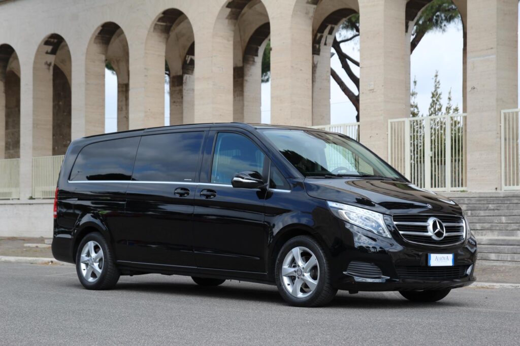 Mercedes Viano utilisée pour les tours en voiture
